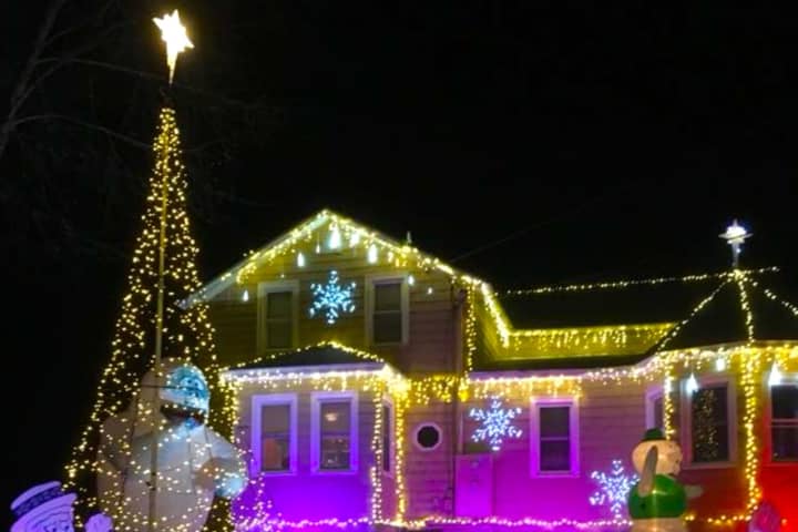 Holiday Decorating Contest In Newtown Draws Quite A Crowd From Throughout Area