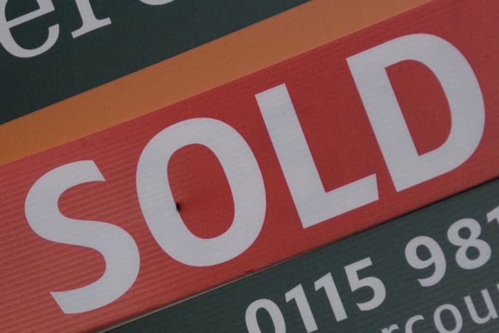 New Canaan To Start Trial Ban On House For Sale Signs