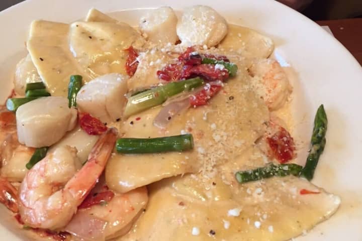 Long Island Eatery Draws High Marks For Pizza, Pasta