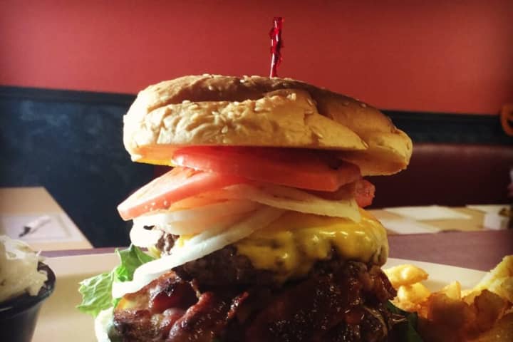 Here Are The Five Highest Rated Putnam Restaurants For Burgers, According To Yelp