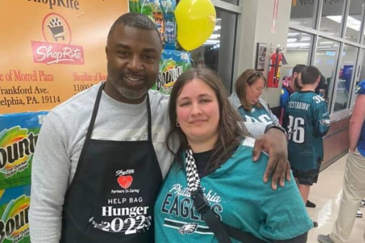 Former Eagle Brian Westbrook Bags Groceries At Philly ShopRite