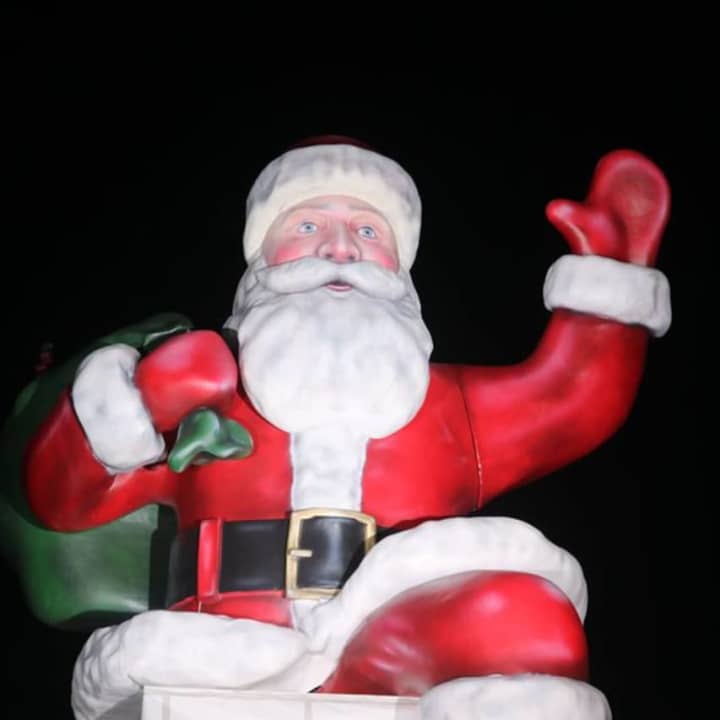 Big Santa made a big return at the Garden State Plaza.