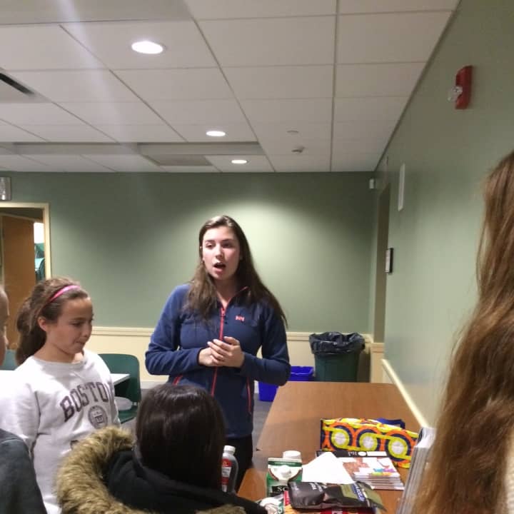 Samantha Strelzer, center, teaches &#x27;tweens how to make banana cream smoothies during her seminar at Fairfield Public Library.