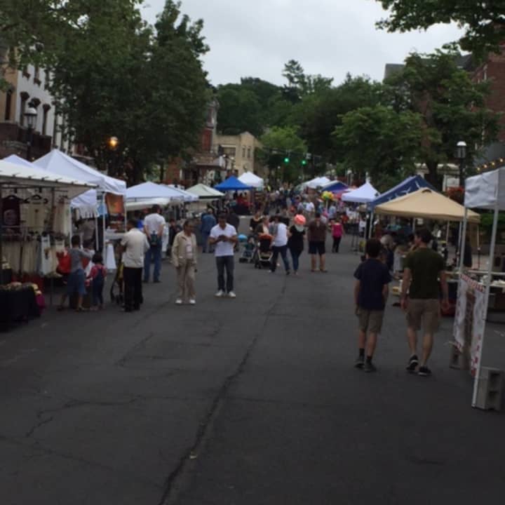 Rainy weather did not wash out this past weekend&#x27;s Tarrytown annual street fair which drew over 60 vendors.