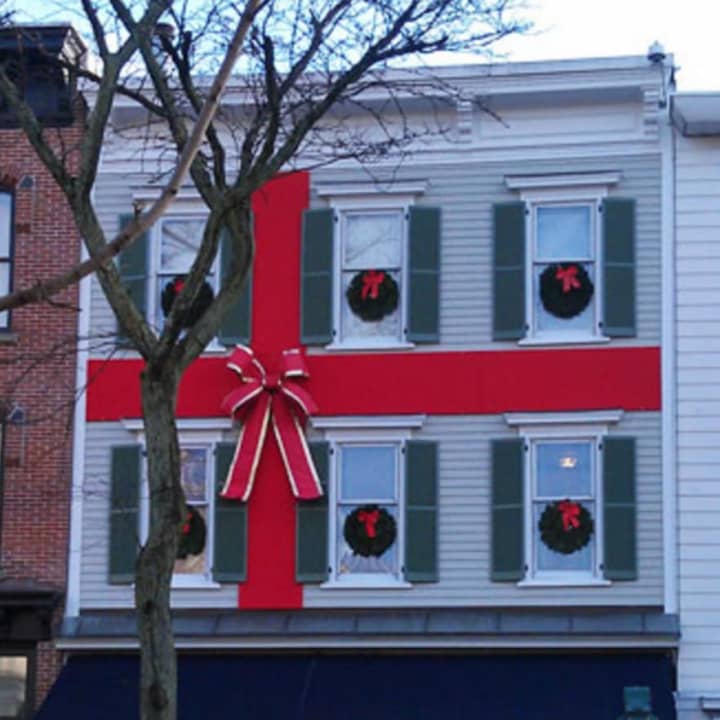 Betteridge Jewelers in Greenwich is decorated for the holidays in a previous season. The Greenwich Chamber of Commerce announces holiday decorating contest.