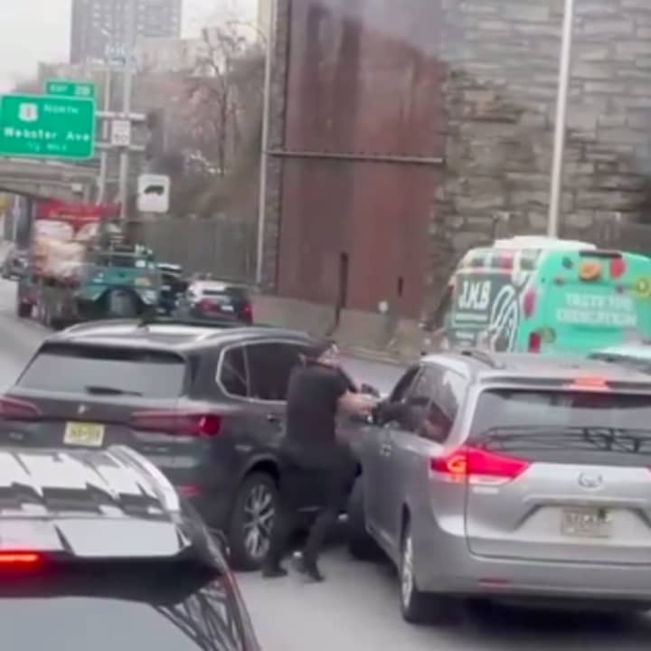 New Jersey drivers brawl in New York City traffic.