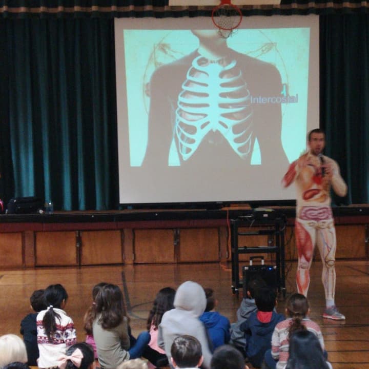 Slim Goodbody speaks to students at Parkway Elementary School.