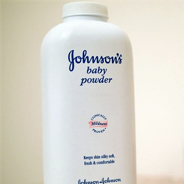 Johnson&#x27;s baby powder (Johnson &amp; Johnson)