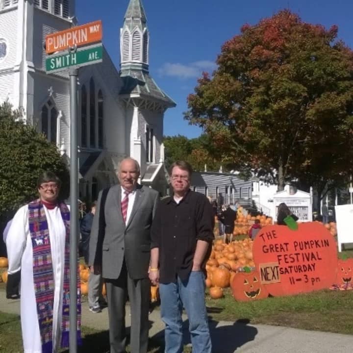 A Pumpkin Way sign was installed on the corner of Main Street and Smith Avenue, marking United Methodist Church&#x27;s Pumpkin Patch.