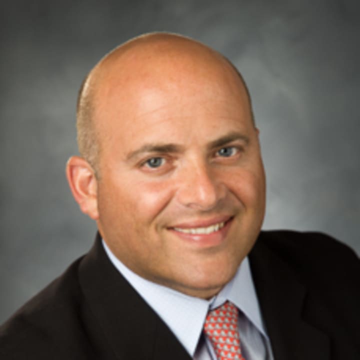 Dr. Eric Grossman, orthopedic surgeon and co-director of joint replacement surgery at Northern Westchester Hospital&#x27;s Orthopedic and Spine Institute.