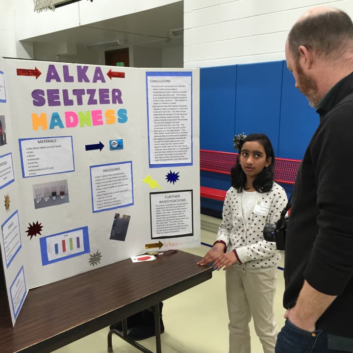 A young student presents her projet on Alka Seltzer. 