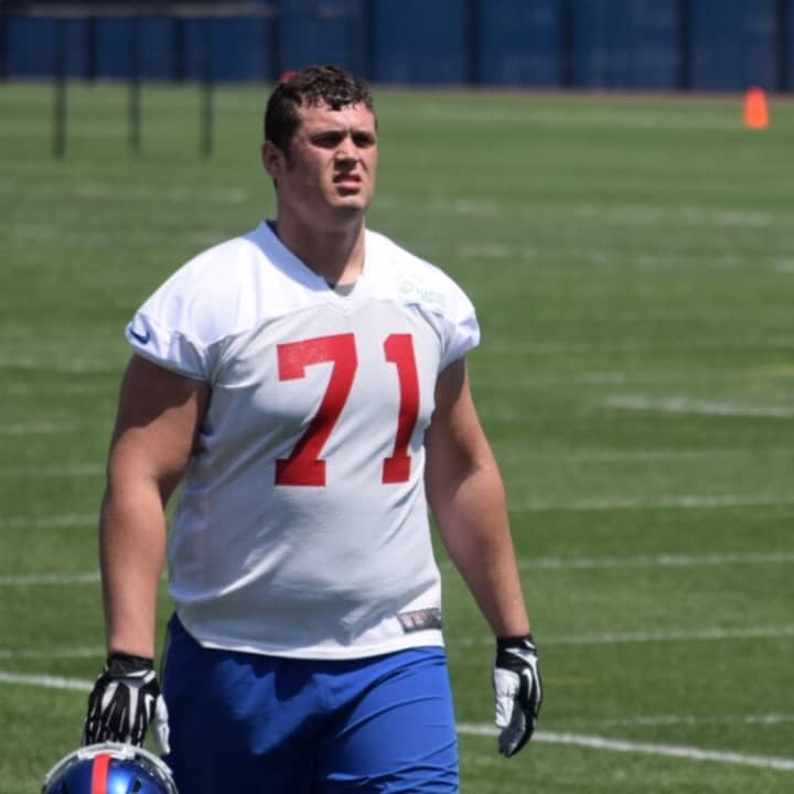 Sean Donnelly makes his way off the Giants&#x27; practice field during last week&#x27;s rookie training camp.