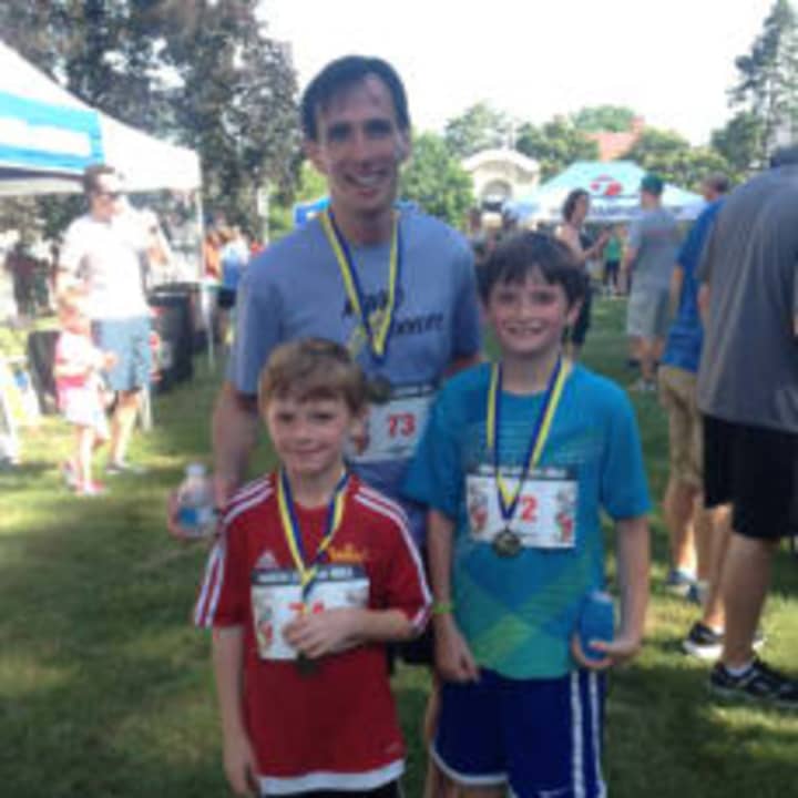 Mayor Bramson with sons Jeremy and Owen after finishing the North Avenue Mile.