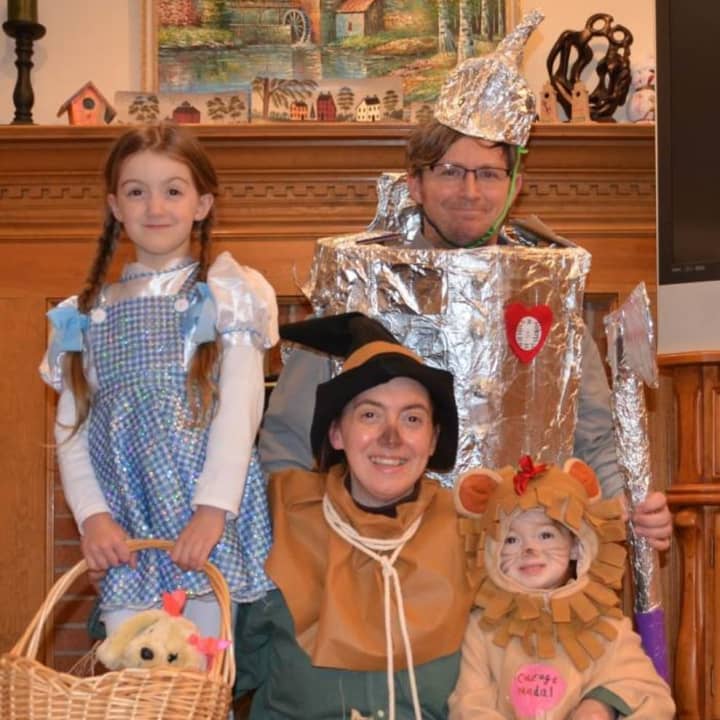Robert and Cara Hughes and their daughters dress up as characters from &quot;The Wizard of Oz&quot; in a bid to win a trip to Scotland from the &quot;Today&quot; show.