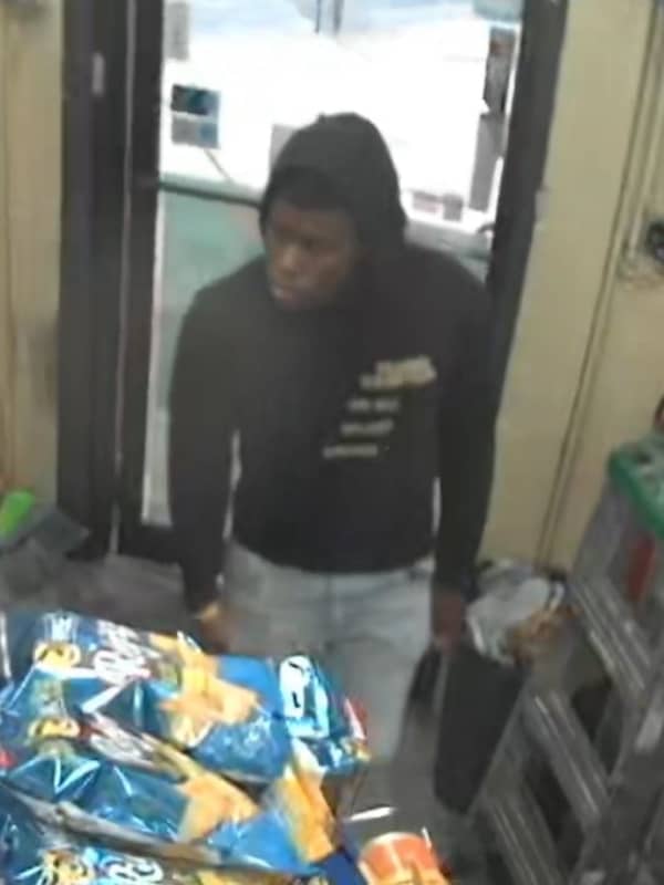 Pizza Deliveryman Robbed At Gunpoint: Newark PD