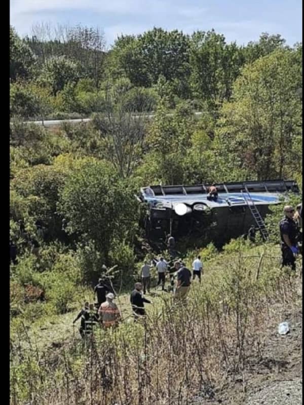 1 Dead In Bus Crash With 50 Long Island High School Students Aboard, Officials Say