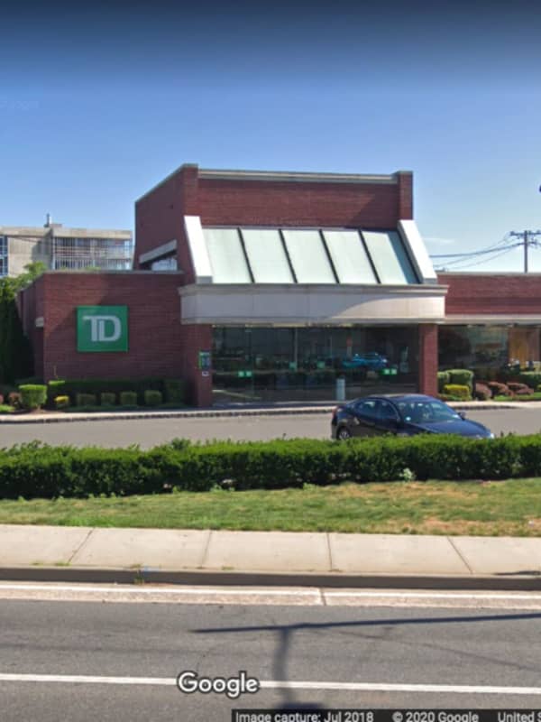 Suspect On Loose After Armed Robbery At Long Island Bank