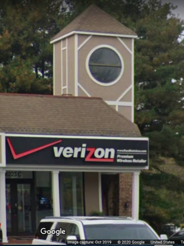 Police Search For Suspect In Long Island Verizon Store Burglary