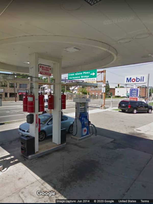 Two Suspects On Loose After Armed Robbery At Nassau Gas Station, Police Say