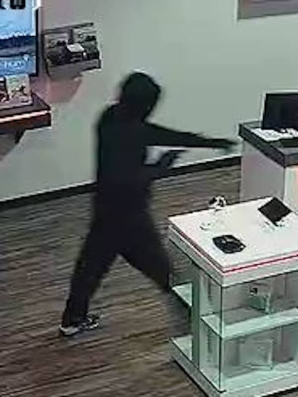 Suspect On Loose After Armed Robbery At Nassau County Verizon Store