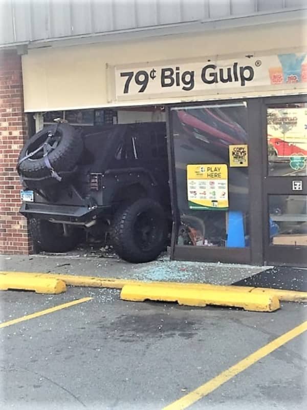 Jeep Crashes Into Cliffside Park 7-Eleven, Two Employees Injured