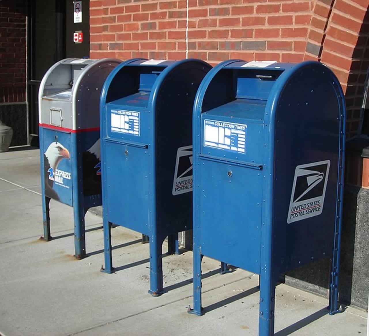 Two men attempted to rob a US postal worker in Greenwich.