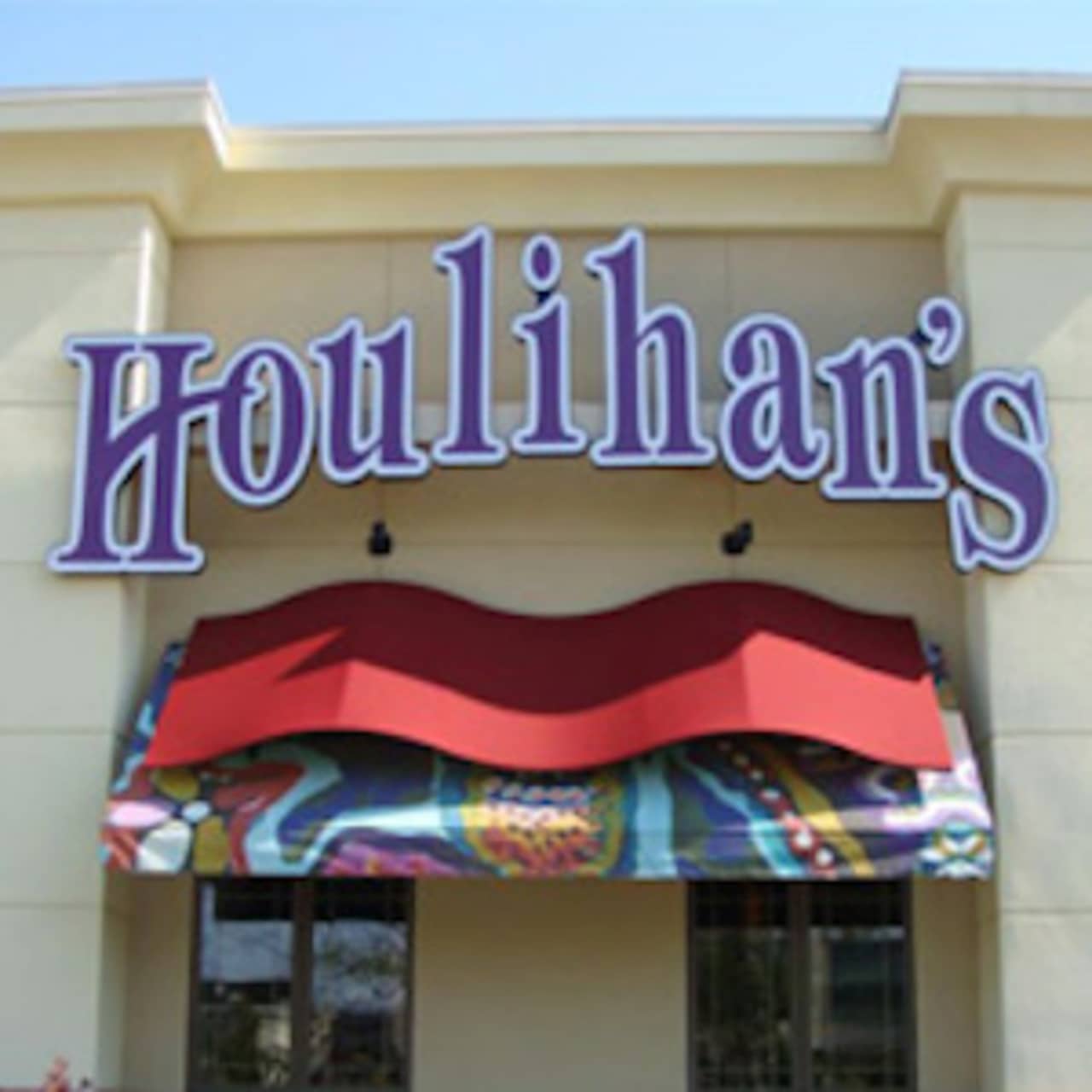 The owner of several Houlihan's restaurants is accused of keeping thousands in tips. 