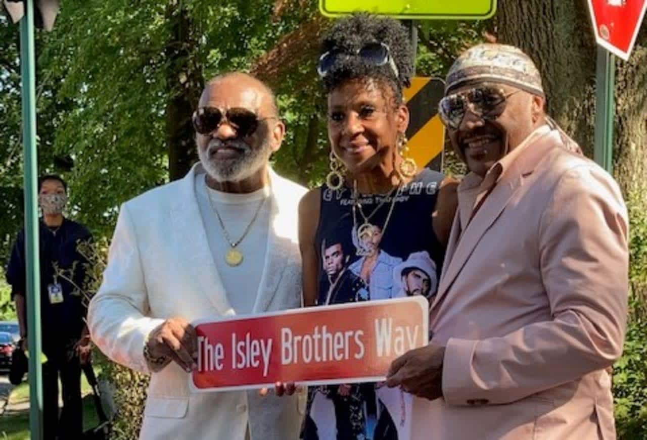 Ernie and Ron Isley with their niece.