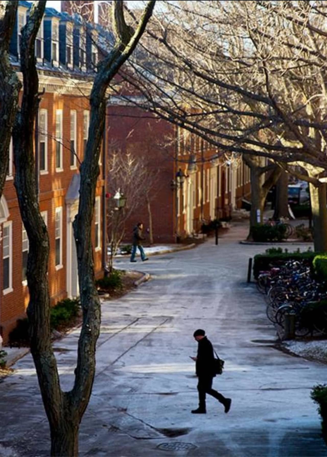A mumps outbreak at Harvard University could threaten its May 26 graduation ceremonies.
