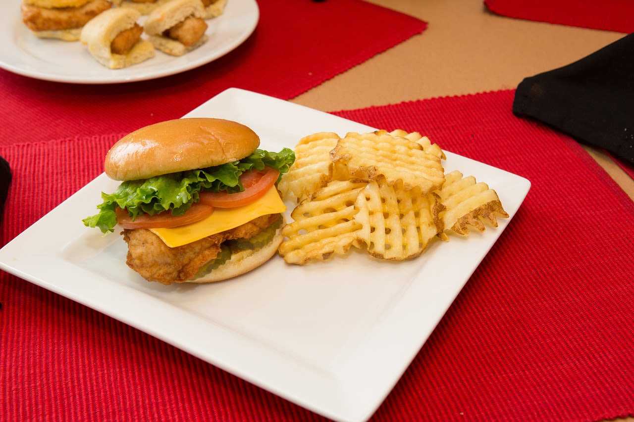 A new fried chicken restaurant will soon be opening in Stratford.