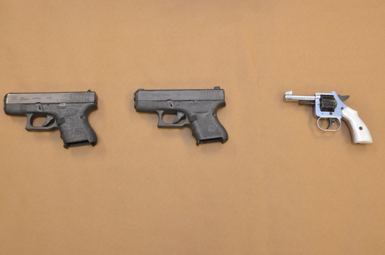 The guns seized during the arrest.