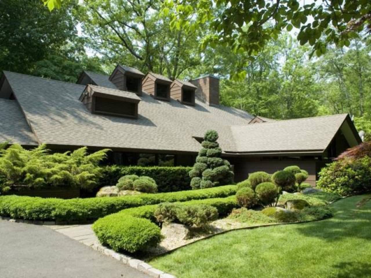The home at 100 Greenley Road in New Canaan was recently sold. 