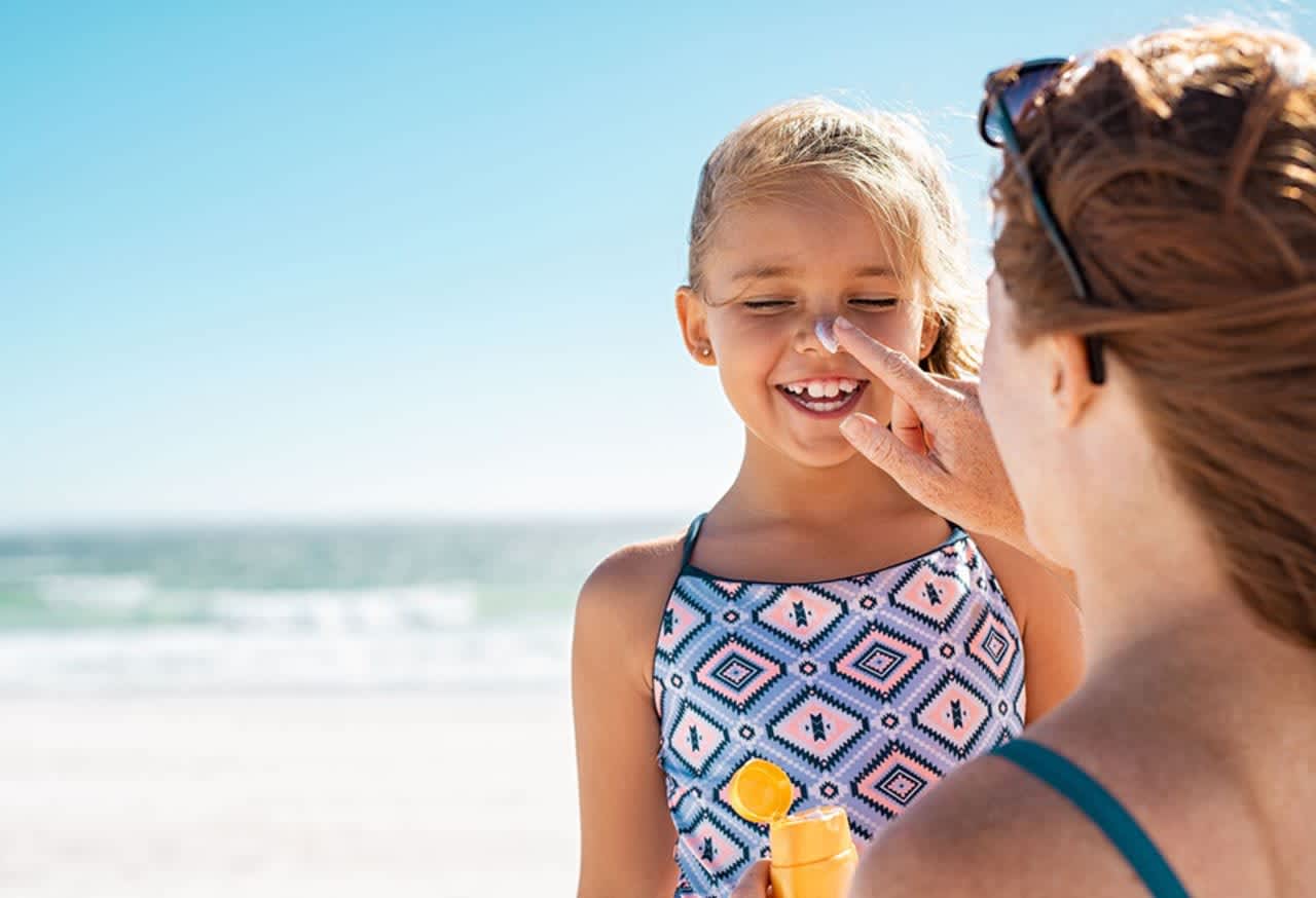A Phelps Hospital dermatologist weighs in on which type of sunscreen is best when you and your kids are soaking up some sun.