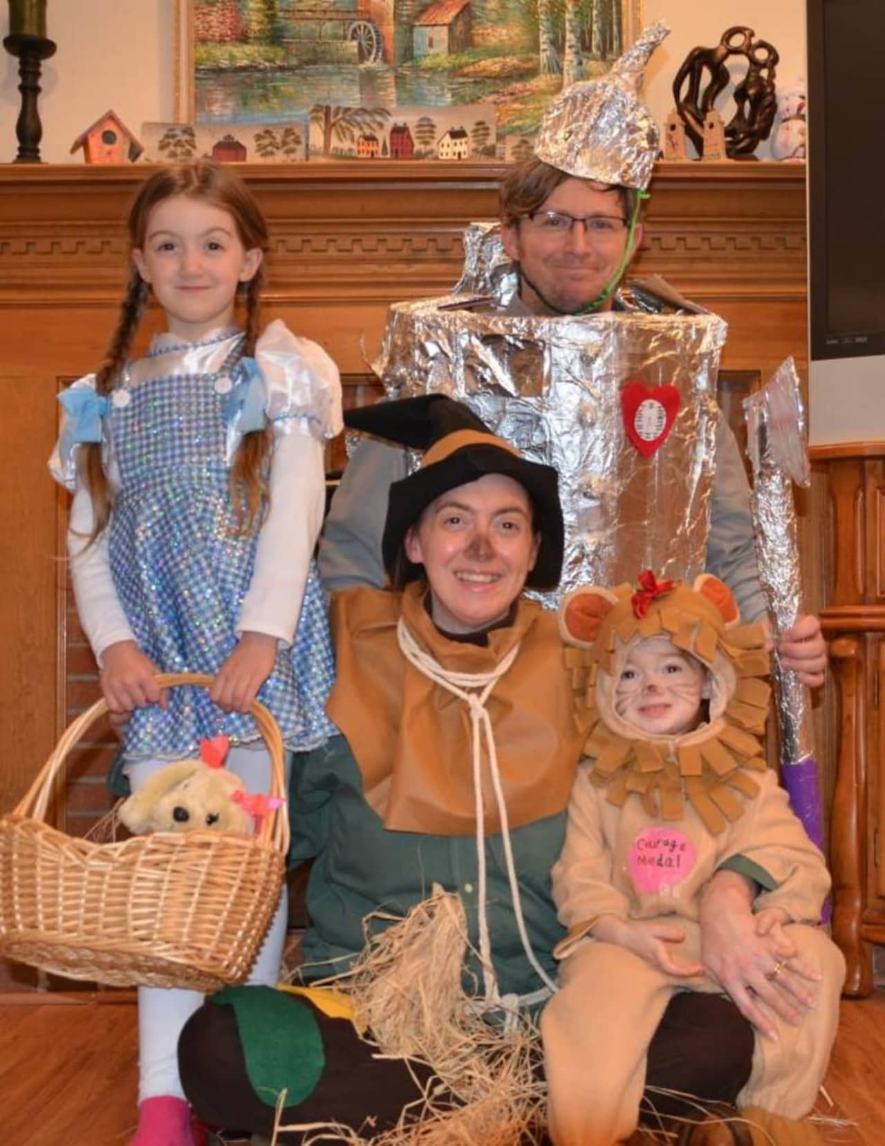 Robert and Cara Hughes and their daughters dress up as characters from "The Wizard of Oz" in a bid to win a trip to Scotland from the "Today" show.