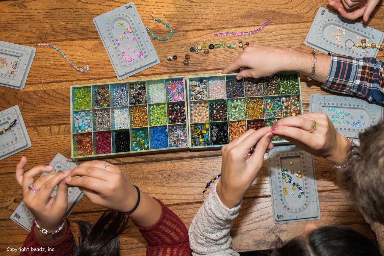 Kids and adults can make their own jewelry with beadz.