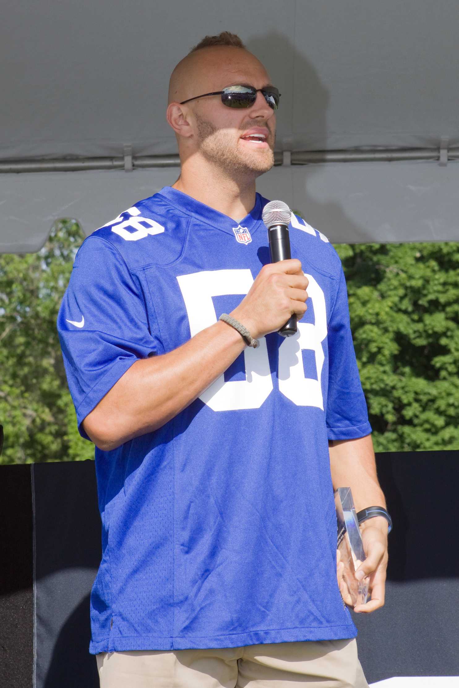 Giants linebacker Mark Herzlich receives the MMRF Courage and Commitment Award.