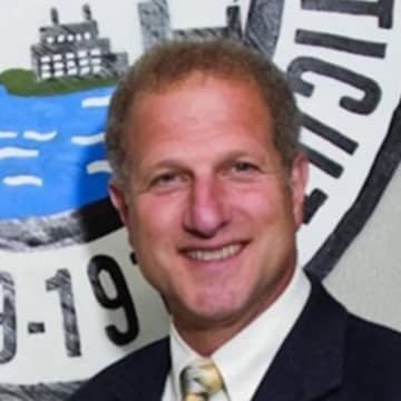 Shelton Mayor Mark Lauretti has announced he will run for governor this year.