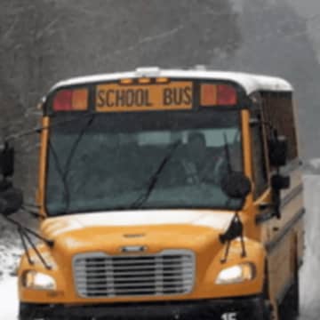 <p>School bus in snow</p>