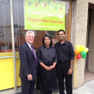 Mayor Harry Rilling celebrates the opening of Fragrant Basil Juice Cafe with Tanisha and Sean Williams.