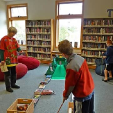 Win prizes at Norwalk Public Library's mini-golf event Oct 10-11. 