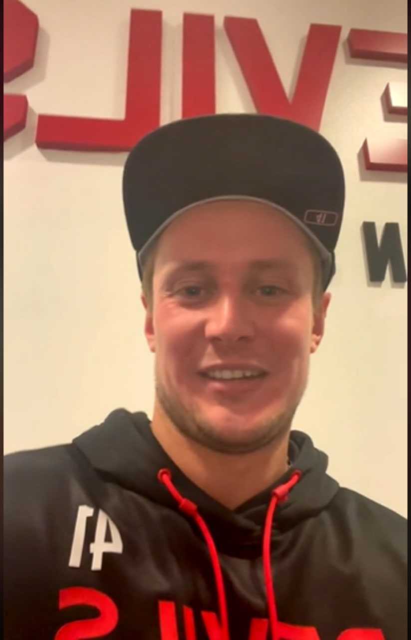 NJ Devil Vítek Vaněček Hands Out Friendship Bracelets To Teammates On TikTok (VIDEO)