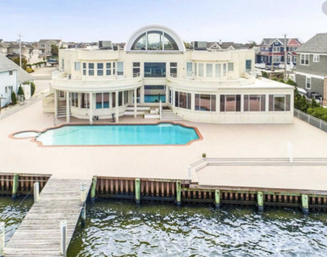 Joe Pesci's $6.5 million bayfront mansion in Ocean County has a "standard" 125-foot dock, the Hollywood movie star says.