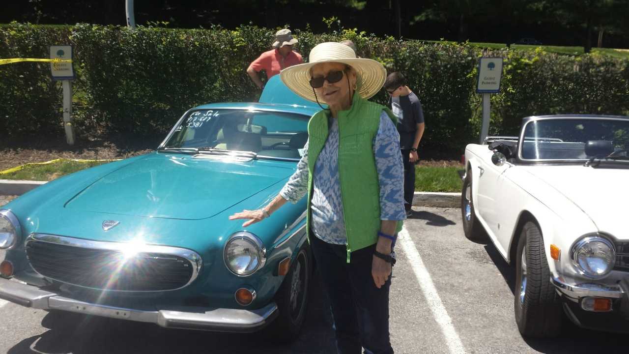 A resident from Atria with the classic cars.