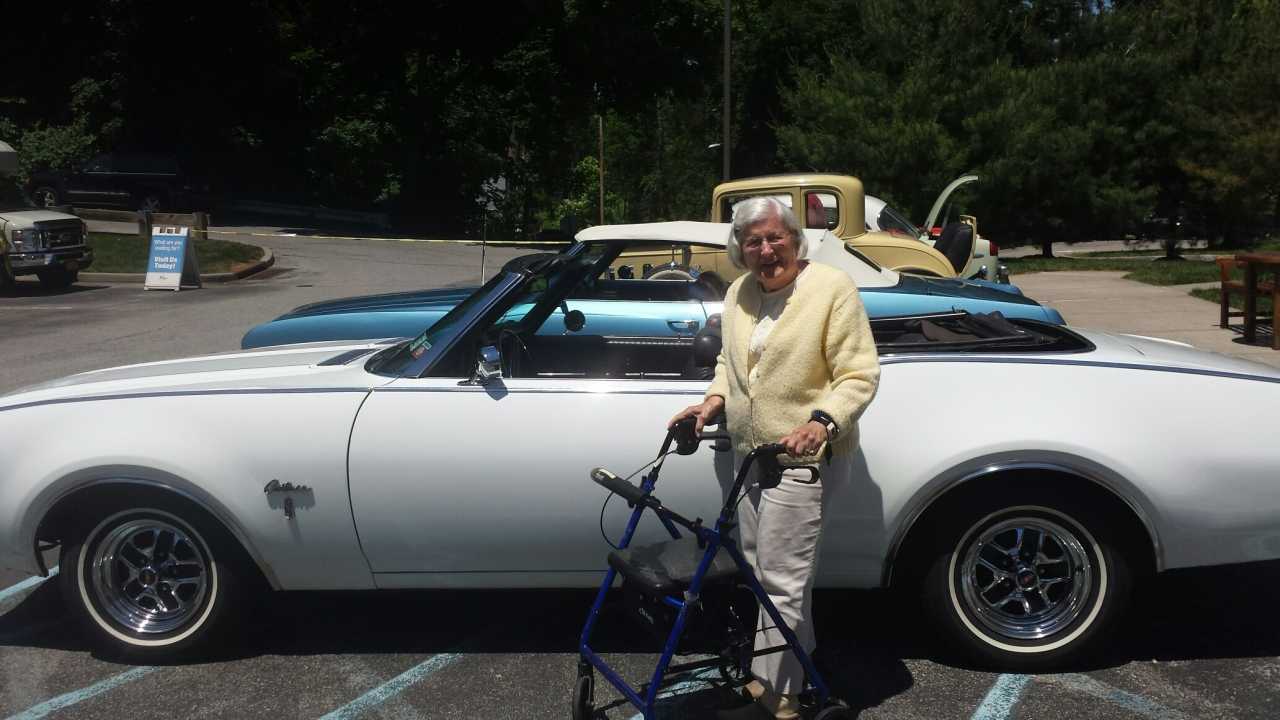 A resident from Atria with the classic cars.