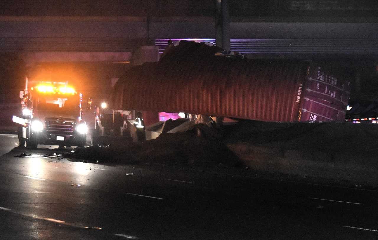 Tractor Trailer Slams Into Signpost - DSC 0178 Css6yn