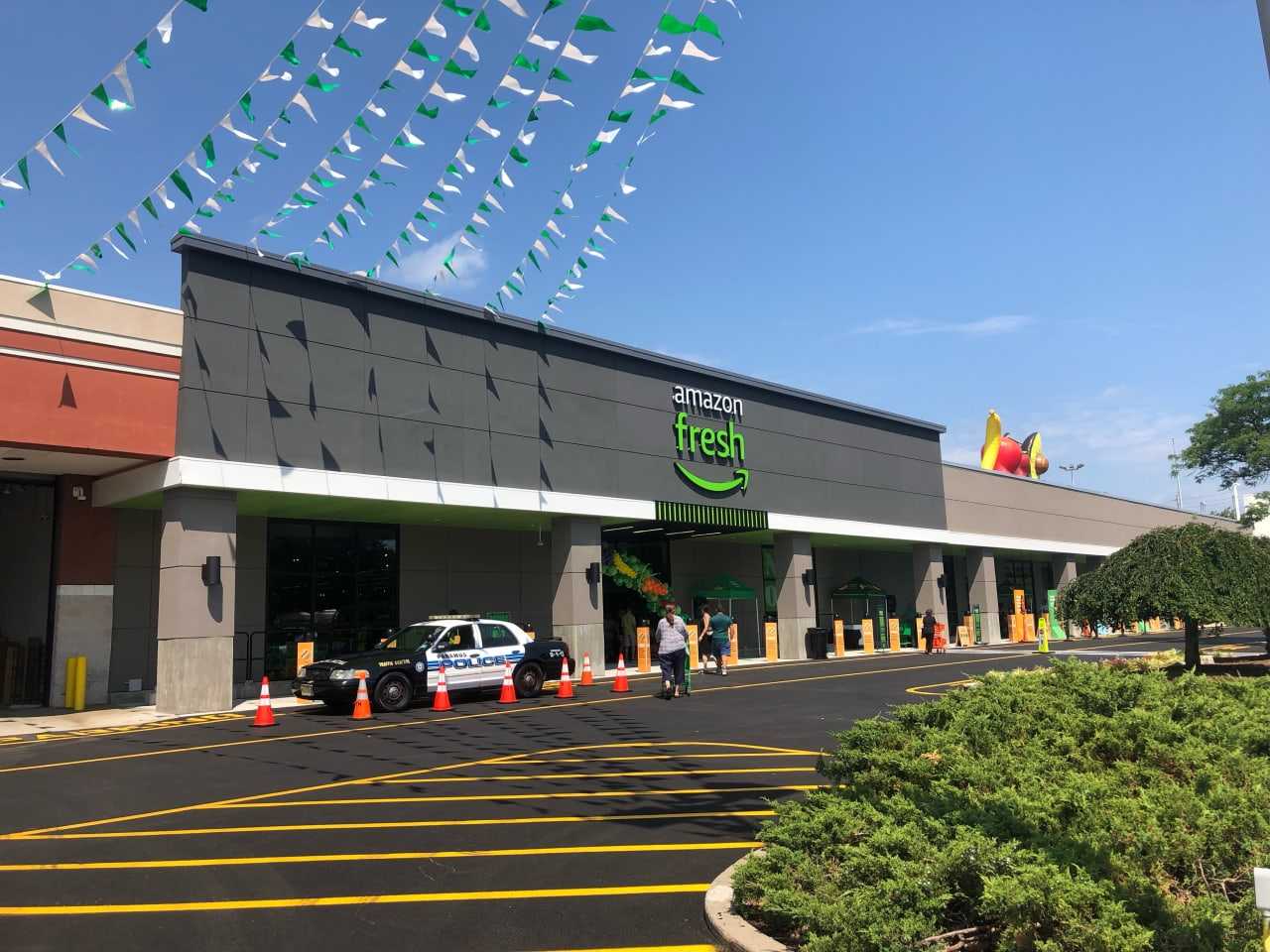 Fresh in Paramus NJ: Go inside before it opens