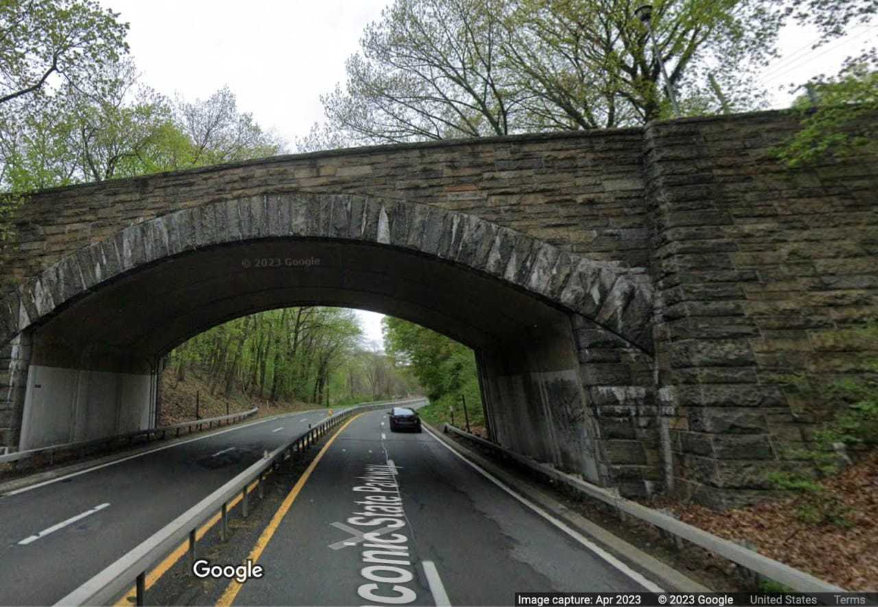 Crash Sends Car Into Woods Shuts Down Traffic On Taconic State Parkway In Valhalla Mount 