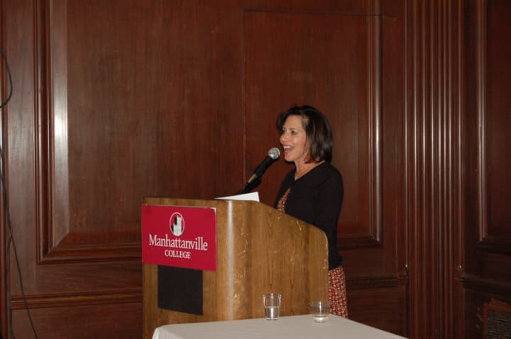 Renee Gargano speaks to attendees at the welcome reception for the eighth class to enter the doctoral program.