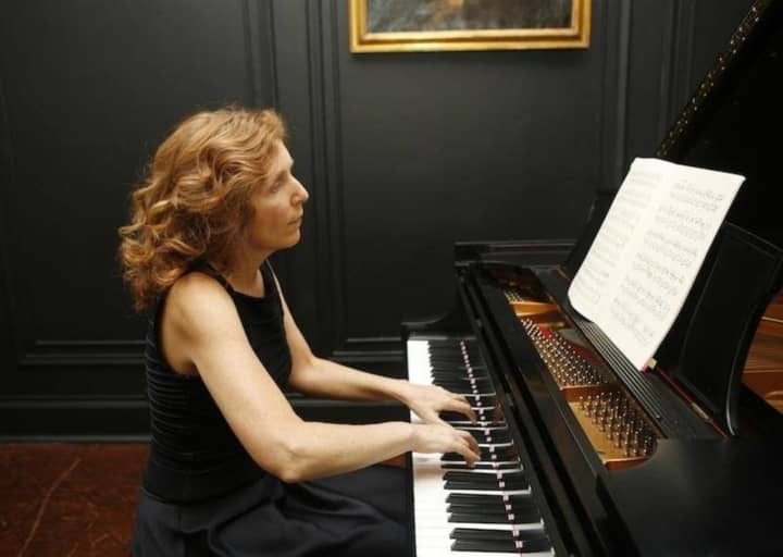 Pianist Carolyn Enger