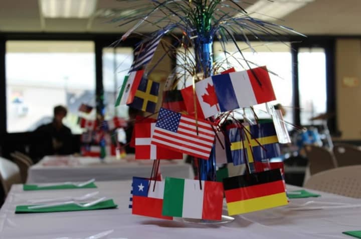 Participants at SRDS&#x27; 2016 International Dinner tried a variety of international dishes.